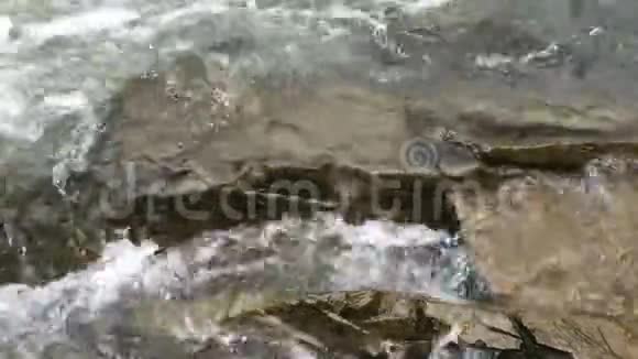 流动清澈的河流水流有白色透明的气泡和飞溅视频的预览图