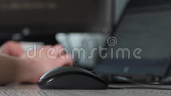 男性手在键盘上打字用鼠标工作视频的预览图