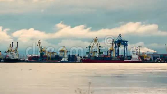 圣彼得堡海港的时间推移视频的预览图