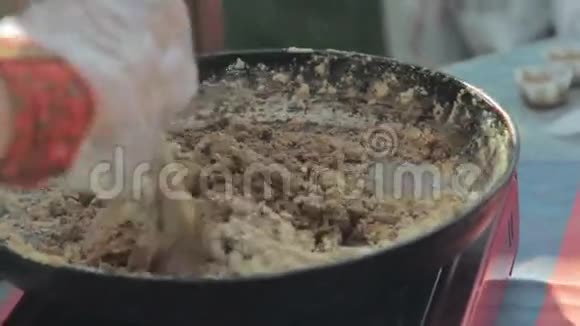 女人把搅拌盘放进煎锅里视频的预览图