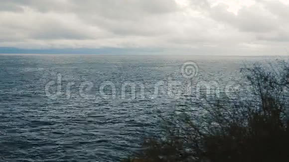 海面上阴沉沉的天空塔巴卡岛西班牙视频的预览图