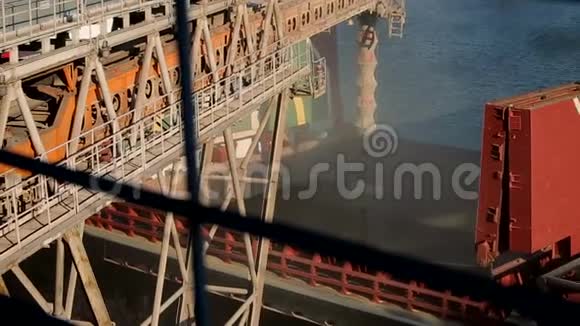 船舶装载谷物作物在散装货轮通过干线打开货舱在筒仓码头海港的密切全景视频的预览图