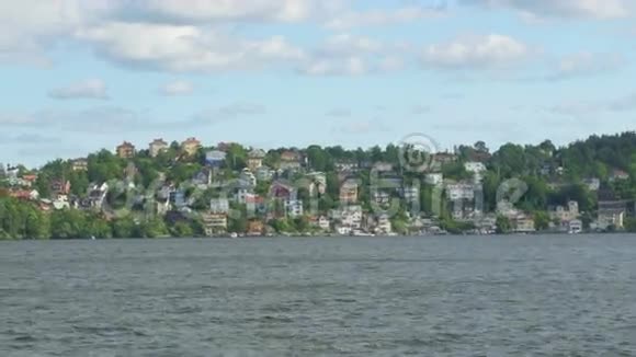 瑞典斯德哥尔摩附近船板上的小瑞典乡村景色视频的预览图