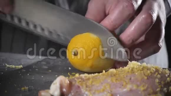 生鸡肉准备用柠檬腌制在煎锅里用火煮餐厅厨房的专业厨师视频的预览图