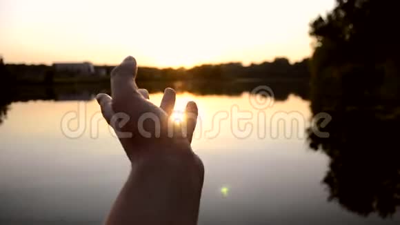 黑色的手的轮廓在空中移动通过手指穿过阳光视频的预览图