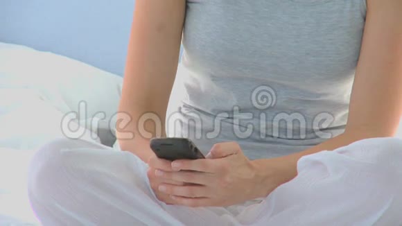 女人在手机上写短信视频的预览图