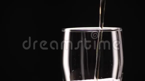 轻啤酒倒在玻璃里有气泡和泡沫视频的预览图