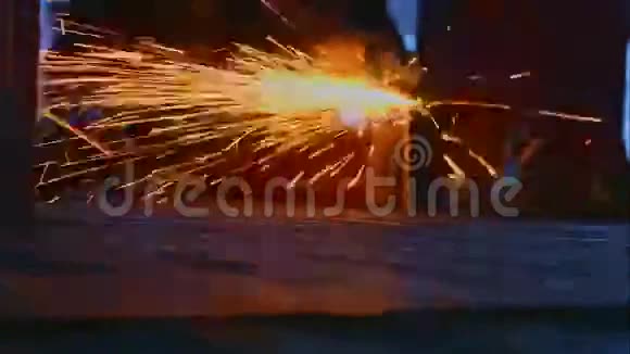 工人切割金属视频的预览图