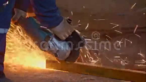 工人切割金属视频的预览图