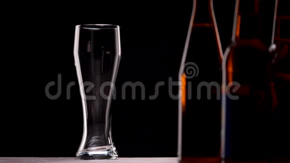 轻啤酒倒在玻璃里有气泡和泡沫视频的预览图