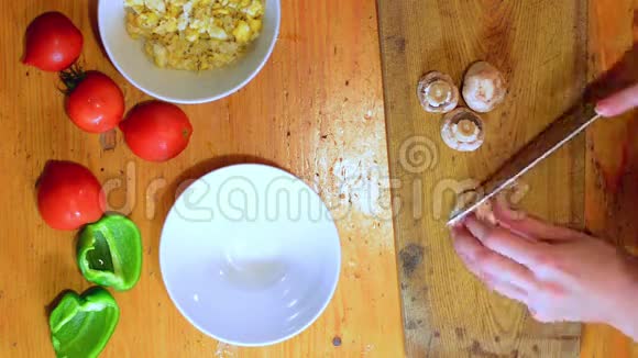 女人用手切蘑菇视频的预览图