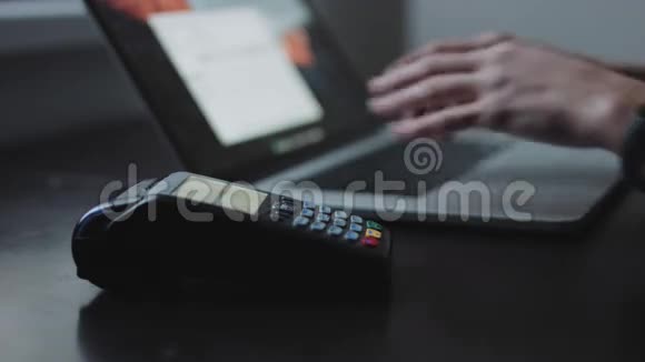 女士在办公室使用信用卡终端视频的预览图