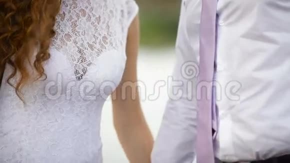 新郎新娘牵着手走婚礼视频的预览图