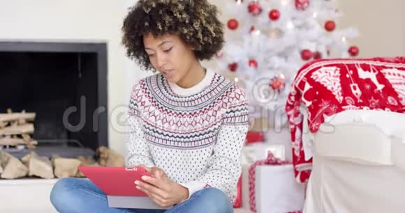 年轻女子在圣诞节上网视频的预览图