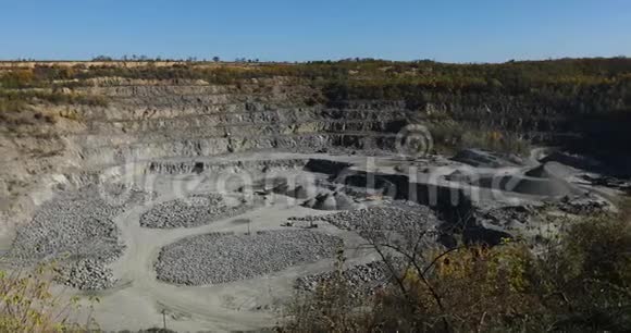 大型采石场全景重工业环境破坏采石场设备视频的预览图