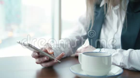 一位年轻的女职员在咖啡馆里打电话视频的预览图