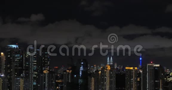 在吉隆坡马来西亚看到了拥有马石油双子塔和摩天大楼的夜市视频的预览图