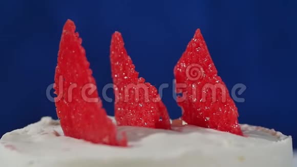 蛋糕上的红色装饰元素蛋糕上的果酱草莓蛋糕片视频的预览图
