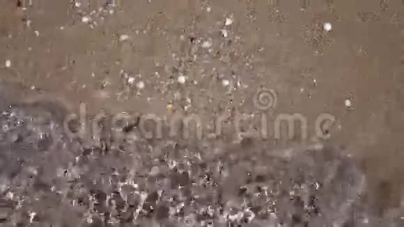 波涛汹涌的海浪在贝壳般的海滩上流动闭合慢动作视频的预览图