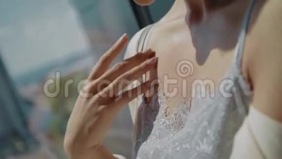 新娘坐在窗户上手和肩膀特写视频的预览图