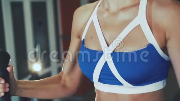 健身房里带模拟器的漂亮女运动员运动的肖像4K视频的预览图