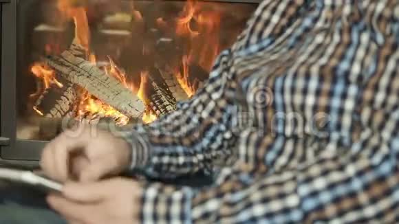 男性使用平板电脑壁炉背景视频的预览图