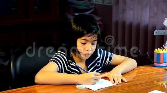 年轻女孩写作业视频的预览图