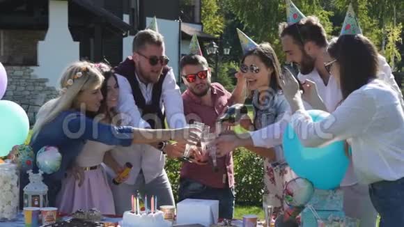 一群快乐的朋友在城里举行聚会扔纸屑和喝香槟视频的预览图