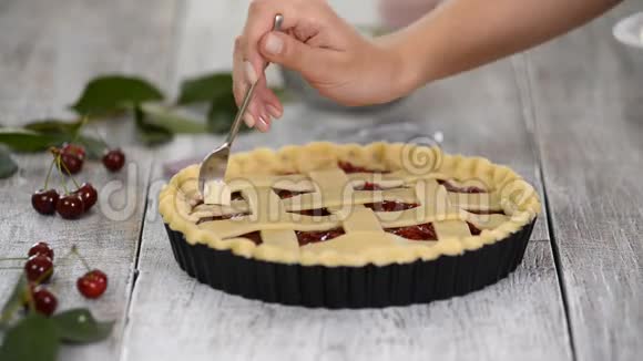 用新鲜樱桃派填充蛋糕的材料女人准备樱桃派视频的预览图