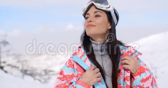 美丽的年轻女子享受冬天的景色视频的预览图