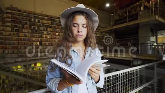 年轻女子在图书馆看书视频的预览图