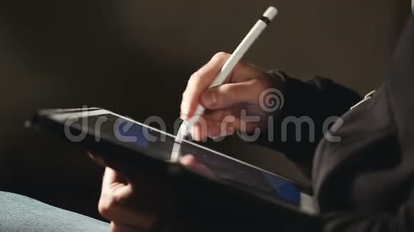 使用手写笔在他的桌子上绘制和缩放设计师视频的预览图