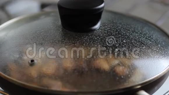 猪肉皮煎锅里烹饪裂缝视频的预览图
