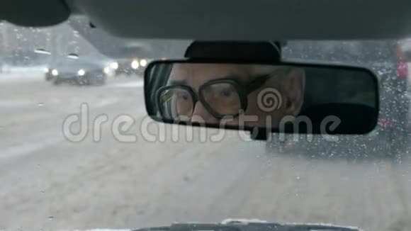在寒冷的冬日乘车前往城市视频的预览图
