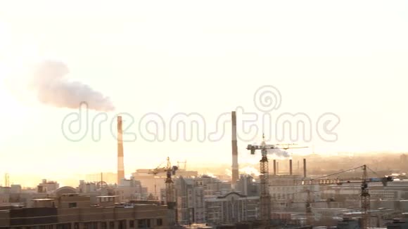 早上在城市圣彼得堡从管道里冒出来的烟施工现场起重机正在工作俄罗斯视频的预览图
