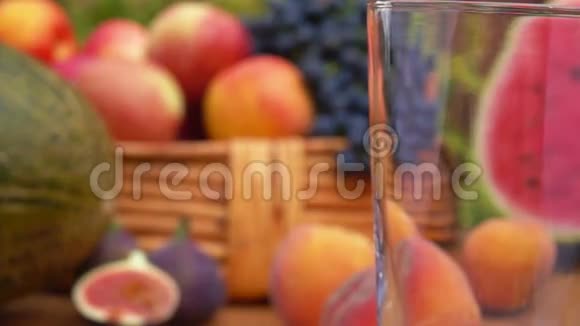苹果汁倒入玻璃杯中慢动作视频的预览图