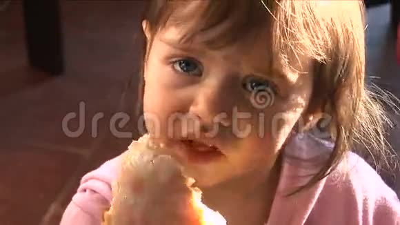 小女孩吃面包视频的预览图