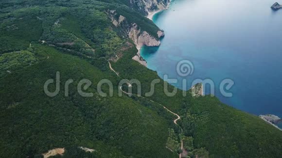 希腊科孚岛海岸线上空飞行视频的预览图