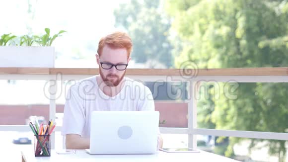 在线视频交流男人坐在办公室阳台聊天户外视频的预览图