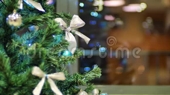 圣诞树花环闪烁着明亮的灯光圣诞节和新年装饰静态圣诞背景视频的预览图