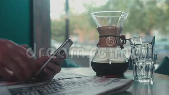 在咖啡馆里用手机特写女性手印短信视频的预览图