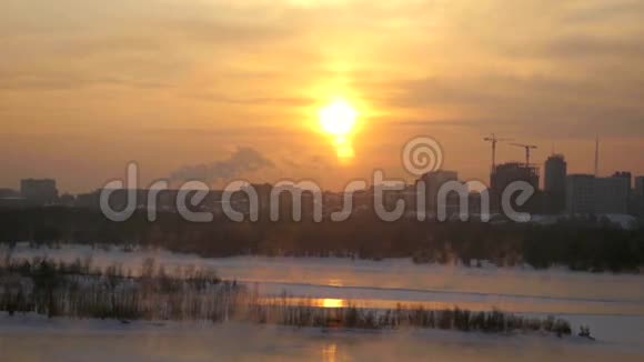 冬季日落时从高处眺望新西伯利亚3840x2160视频的预览图