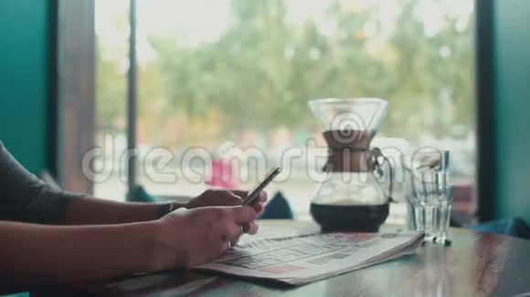 在咖啡馆里用手机特写女性手印短信视频的预览图