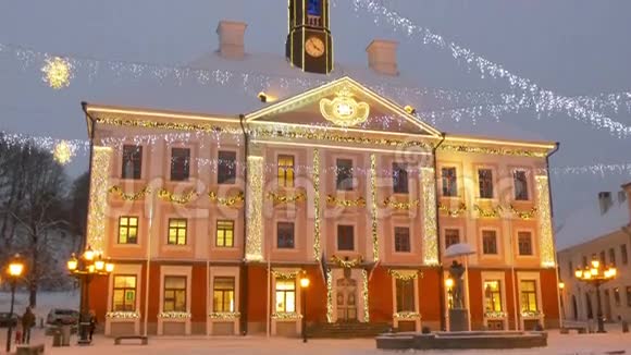 有灯光的爱沙尼亚市政厅视频的预览图