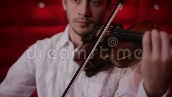 年轻英俊的音乐家拉小提琴的肖像视频的预览图