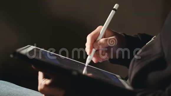 使用手写笔在他的桌子上绘制和缩放设计师视频的预览图