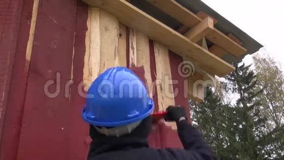 工人用红色油漆粉刷房子视频的预览图