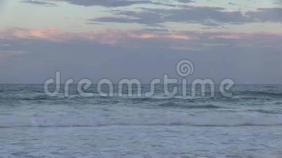 澳大利亚昆士兰东南部黄金海岸的黄昏天空和海浪视频的预览图