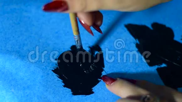 艺术家用墨水画鬼通过模板为万圣节视频的预览图