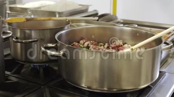 在专业厨房烹饪古拉什视频的预览图